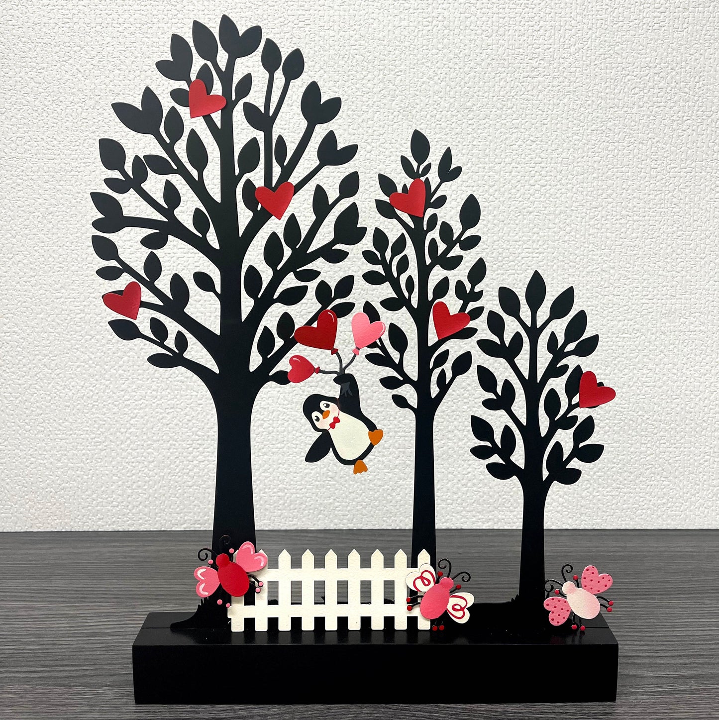 Penguin with heart balloons, magnet