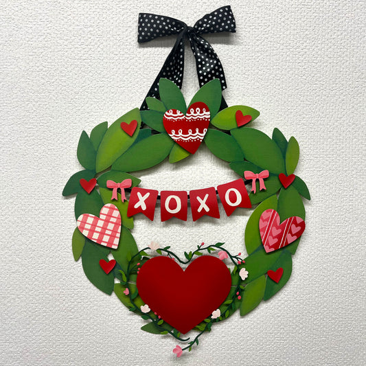 Grosses Herz in blühendem Rankenlaub