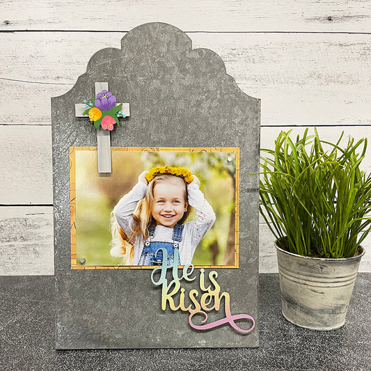 "He is Risen"-Schriftzug