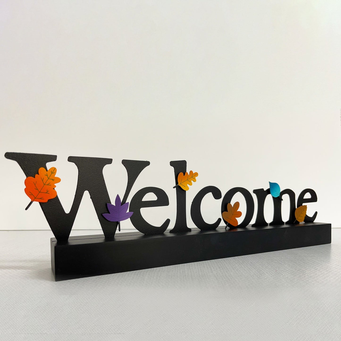 "Welcome"-Schriftzug zum dekorieren, mit Holz-Sockel