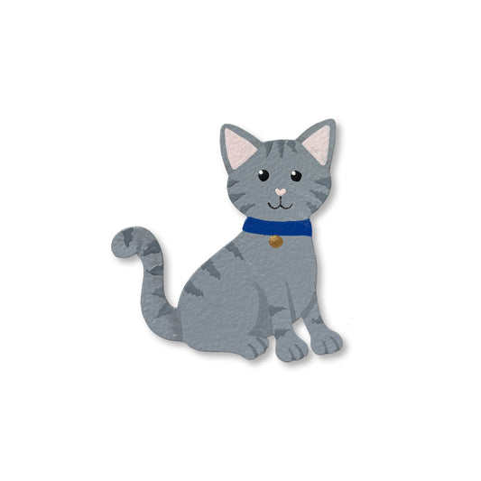 Süsse graue Katze mit Halsband-Magnet