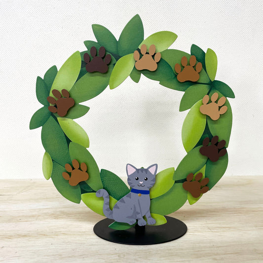 Süsse graue Katze mit Halsband-Magnet